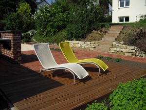 Terrasse-mit-Holzplanken